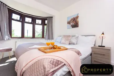 Image de 3 Bed - Mountford-Moderne-Appartement-Salle de bain privée séparée