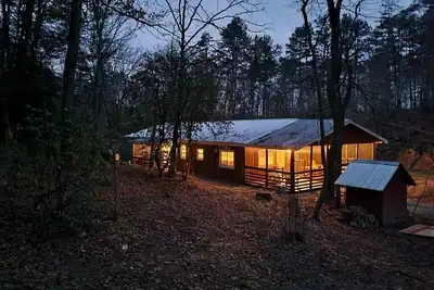 Image de Cabin with Firepit, HotTub and Fireplace near waterfalls, wineries on 1. 25 acres