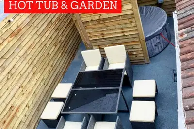 Image de de Luxe-Appartement-Salle de bain privée séparée-Vue sur Jardin-Hottub