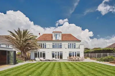 Image de Superb beach house with beautiful garden with hot tub and private beach access