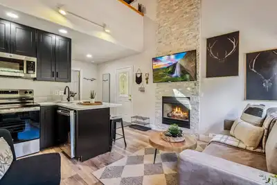Image de Creekside Suite 02 River View!