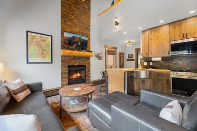 Image de Creekside Suite 09 River View!