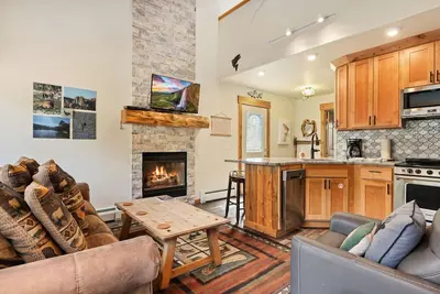 Image de Creekside Suite 21 (Private Hot tub) River Views!