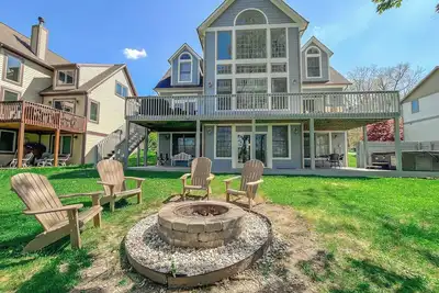 Image de Amazing Central Location! Lakefront! Hot tub/dock!