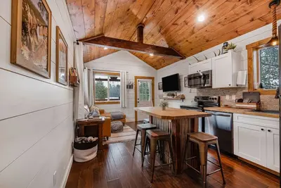 Image de Super Cute & Clean Modern Home 40 min. to Ynp
