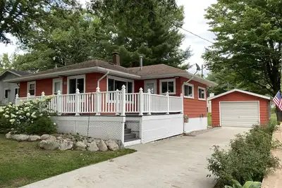 Image de Crooked Lake Cottage- all sports lake, remodeled, picturesque, outdoor amenities