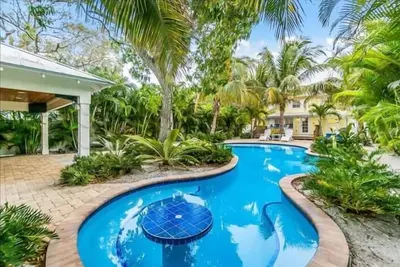 Image de Coconut Lagoon – Pet Friendly Home w/ Heated Pool, Screened Porch & Cabana Tv