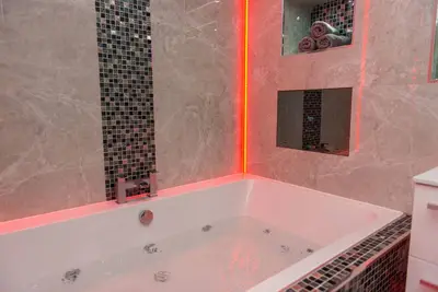 Suite-Supérieure-Bain à jet-First Floor Front Flat