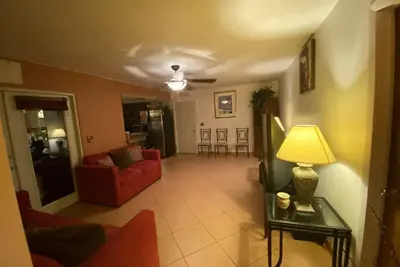Image de Beautiful private home with sparkling pool minutes away from beaches and parks!
