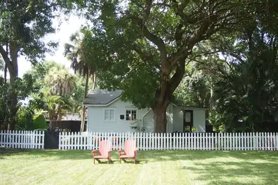 Peaceful Pet-Friendly 2br Home in Historic Sailboat Bend - 10 to 15 Min to Beach