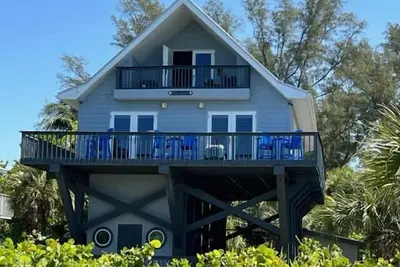 Image de Seadated: Large, Family-Friendly Beachfront Home with kayaks!