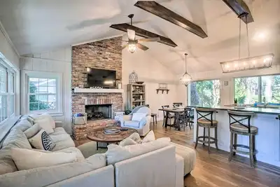 Image de Charming Simons Cottage w\/ Porch: Half Mi to Beach