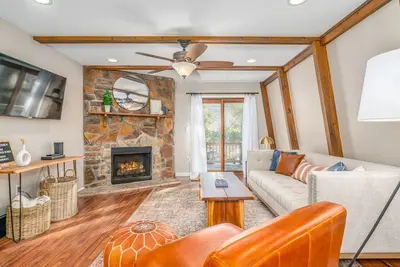 Image de Darling dog-friendly getaway with fireplace & large decks - near the slopes