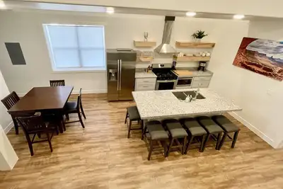 Image de One block to Moab shops and restaurants closest condos to downtown