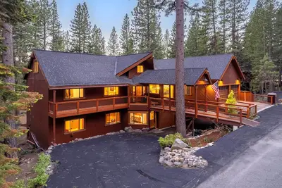Image de < 1 Mi to Beach: Expansive Tahoe Escape w/ Hot Tub