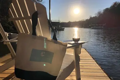 Image de Serene Lakeside Cottage | Sunset Views | Dock | Firepit + Ev Charger!