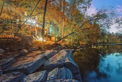 Image de Adorable Riverfront Cabin * Ev Chrg * Fish * Swim