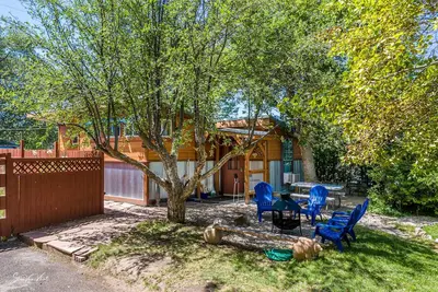 Image de Clean and Cozy Cabin on Main Street - Walk to the river and hot pools!