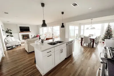 Image de Escape to the Lake - Waterfront bungalow w firepit & amazing views