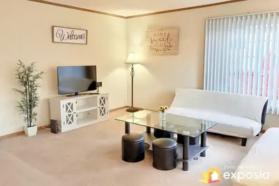 Image de 5br\/2ba Spacious 2-Story Pool House + Driveway Parking