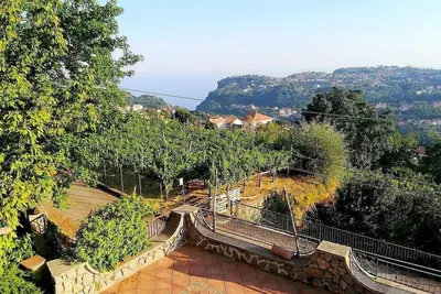 Image de Casa Rosea: A characteristic two-story apartment that is part of a villa built sheer above the valley, with Free Wi-Fi.