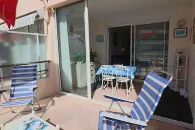 Appartement climatisé avec terrasse et vue mer, parking