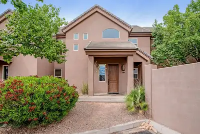 Image de Beautiful dog-friendly home with pool & hot tub access, fast WiFi