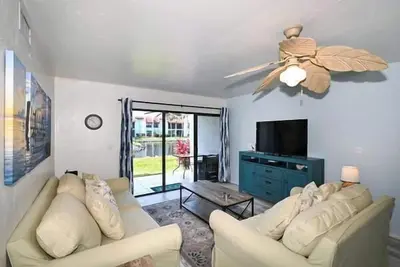 Image de Bright And Colorful Unit! Enjoy The Beach Or Pool! Fall Dates Available, Call Today!