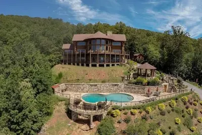 Image de SpyGlass- Pet Friendly | Hot Tub | Helicopter Pad | Gated In Ground Pool