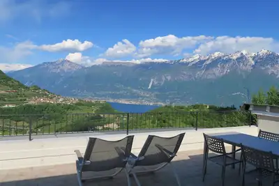Image de New apartment in small reality with large terrace overlooking Lake Garda/Monti.