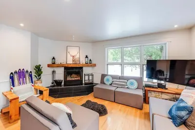 Image de La Jumelle d'en Haut - Chalet avec un spa, 2 minutes du Mont-Sainte-Anne