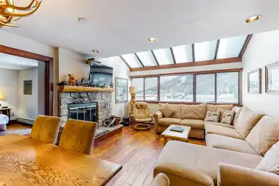 Image de Amazing Condo Near the Slopes W/ Shared Hot Tub, Full Kitchen & Wood Fireplace