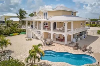 Image de Extraordinary waterfront custom home, pool 56'dock, ice machine, kayaks, bikes, ect