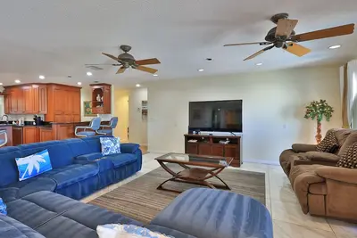Image de Beach Daze. . 4 Br 4 Ba Seaside Condo, Heated Pool, Across Street from Beach Access