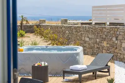 Image de Villa Maritina: 4 villas, 19pax, 4pools+Jacuzzi, sea views, Punda Beach Paros