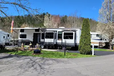 Image de Sleeps 10 across from the Gsmnp!