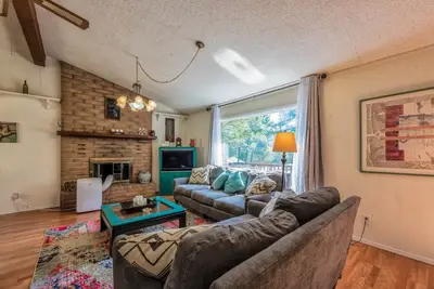 Image de MidTown Clover Cabin-Deer! ! Pet Friend, Walk to Shops, Park