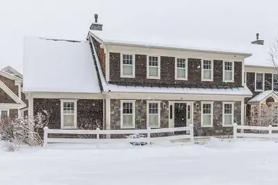 Image de High End Townhouse, Centrally Located, to Skiing, Mountain Biking & Rec Path