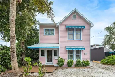 Image de The Pink House Unit A: A Cozy Retreat Steps from the Beach