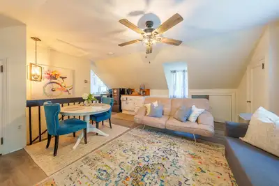 Image de Prime Location, Private Loft Apartment. Well-Appointed for Comfort & Convenience