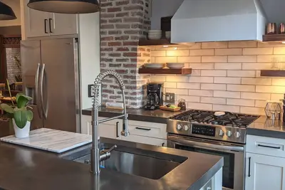 Image de Renovated Baltimore Rowhome for Professionals