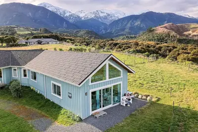 Image de ‘White Caps’ - Entire Guest Studio - Loft bed with Ocean & Mountain views