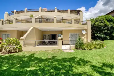 Image de Relax and recharge in modern comfort in Ballito