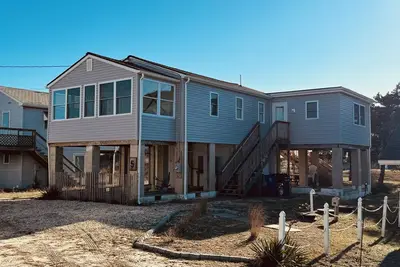 Image de Steps to the Beach. Pet-friendly cottage with a great view of the water!