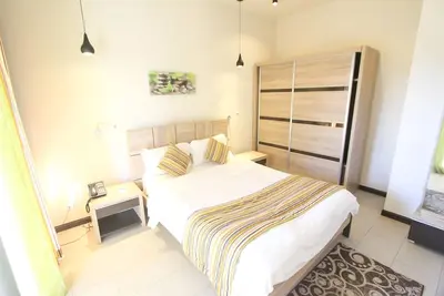 Image de A. One Bedroom-Appartement-Salle de bain et douche
