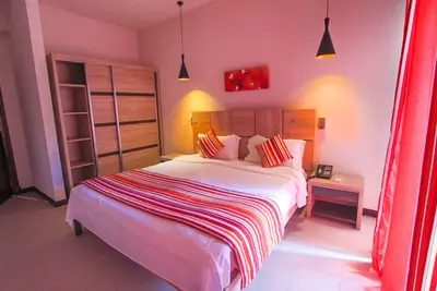 Image de C. Three Bedroom-Appartement-de Luxe-Salle de bain et douche