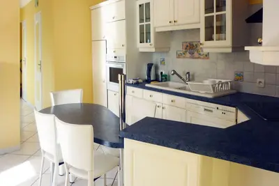 Image de Grand studio, 27 m2. Rez-de-jardin. Meublé