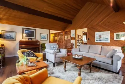 Image de Come stay at this cute 1 bedroom in the Library Room!