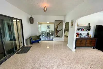 Image de 3 Bedroom 3 Bath  a waterfront 3 Acre Home close to Downtown and Beaches.