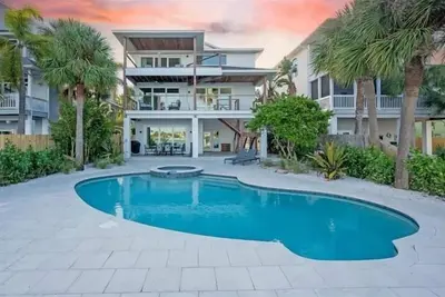 Image de Waterfront Home Accommodates up to 10 Guests!
